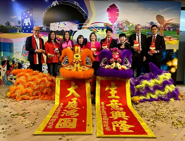 AXA安盛中國大陸、香港及澳門行政總裁尹玄慧（左五）帶領管理團隊向同事送上新春祝福。