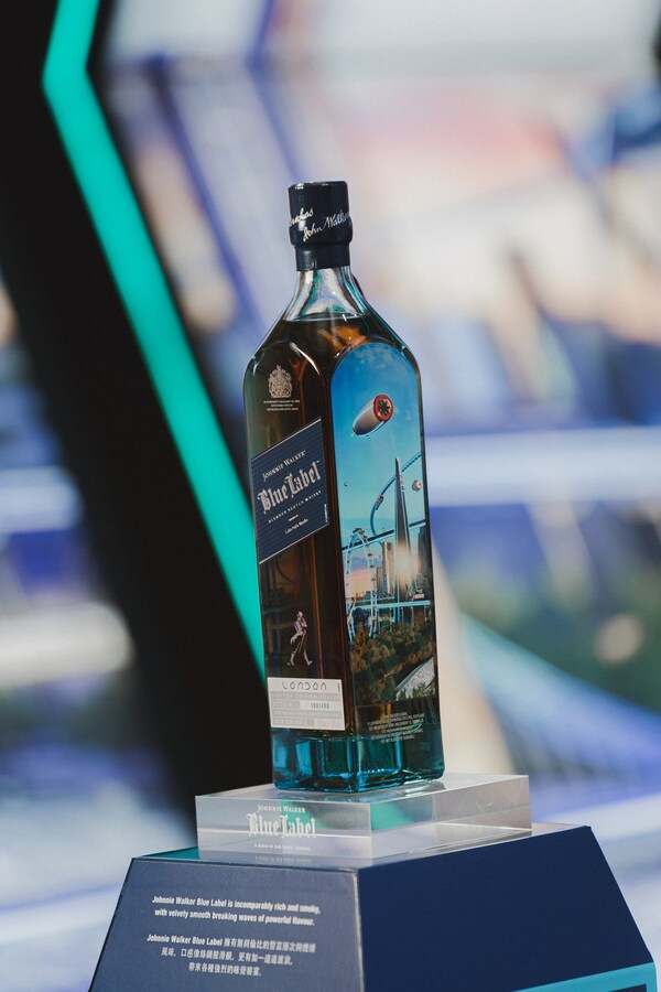 Johnnie Walker Blue Label 苏格兰威士忌“Cities of The Future 2220未来城市”系列 – 伦敦版（酒精浓度40%，700毫升），建议零售价为澳门币1,800