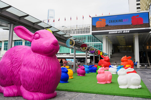 Cracking Art animal sculptures in regenerable plastics at Harbour City Shopping Mall
