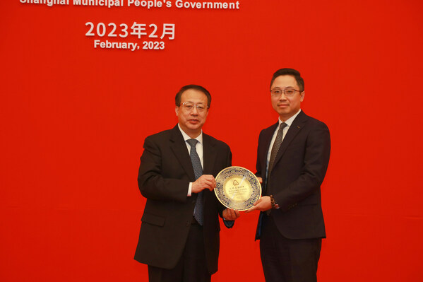 上海市市长龚正（左）为富士胶片（中国）投资有限公司副总裁朱德康颁发纪念牌