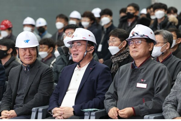 鄭哲東CEO出席在LG INNOTEK龜尾4工廠舉辦的FC-BGA新工廠設備搬入儀式（圖中央）