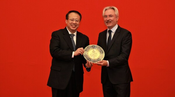 上海市市长龚正向阿特拉斯科普柯（中国）投资有限公司副总裁Francis Liekens先生颁授纪念牌