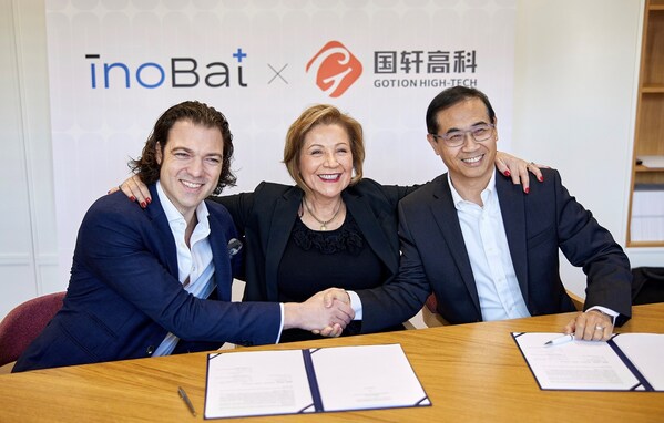 InoBat 公司创始人兼首席执行官 Marian Bocek（左）与国轩高科工研总院院长、高级副总裁蔡毅（右）代表双方签约，InoBat 董事会成员兼首席发展官 Tara Lindstedt （中）见证