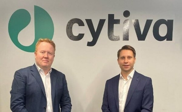 契約調印式でのCytivaのJon Inceオーストラリア・ニュージーランド業務本部長（左）とアキュラバイオのGuillaume Herry最高経営責任者（CEO）（右）