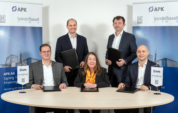 签署APK投资协议（从左到右）：Matthijs Beijk（LyondellBasell）、Robert Marx博士（APK）、Susanne Küppers（APK）、S?ren Hein博士（APK）、Mikkel Mücke（KIRKBI）（图片来源：APK AG/Tom Schulze）