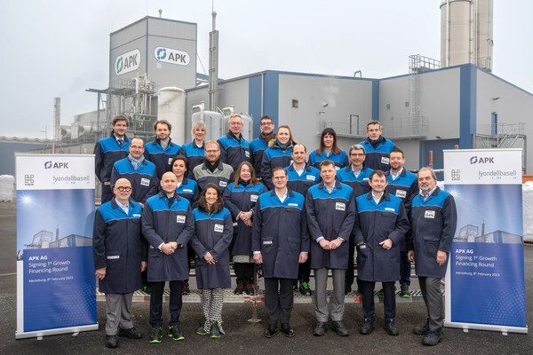 投资者、APK高级管理层和监事会在德国梅泽堡APK工厂（图片来源：APK AG/Tom Schulze）