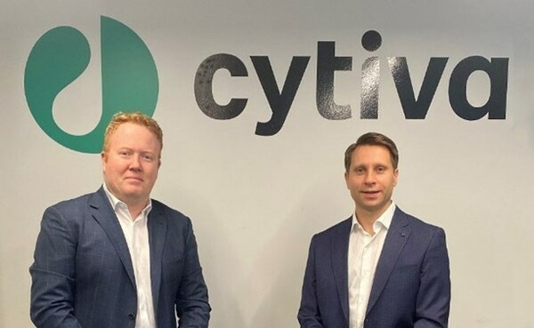 Jon Ince (left), General Manager, Australia & New Zealand, Cytiva and Guillaume Herry (right), CEO of AcuraBio, at the contract signing ceremony
