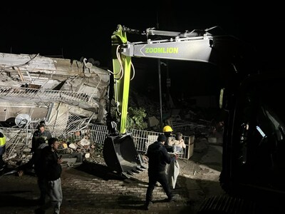 地震で破壊されたトルコ・ハタイ県で救援活動に参加するズームライオンの救助隊