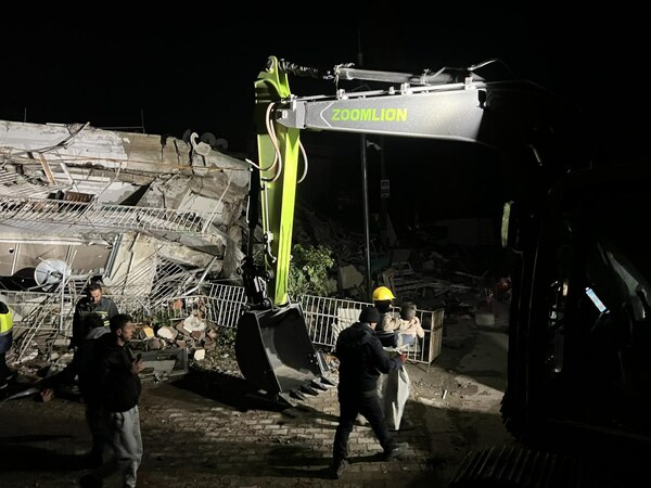 Foto menunjukkan pasukan penyelamat Zoomlion mengambil bahagian dalam usaha menyelamat di kawasan dilanda gempa bumi, Hatay di Türkiye.