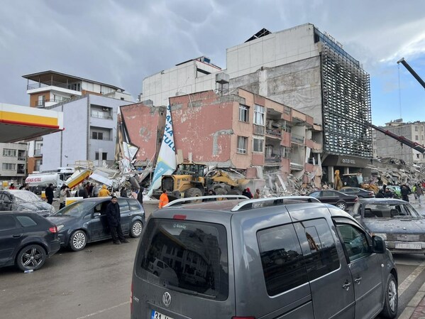 在土耳其的中国同胞于疏散途中拍摄到的灾区景象