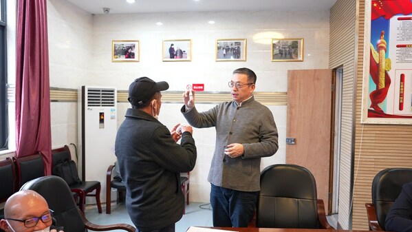 东方略集团创始人陈明键先生（右）向贵阳市社会福利院老人示范＂阿东液体口罩＂使用方法