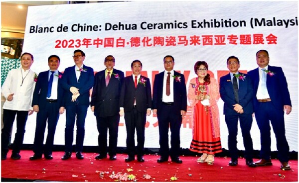Fang Junqin (4th R), head of Dehua County, Quanzhou, southeast China's Fujian Province, poses for a group photo with guests at an exhibition featuring Dehua ceramics, which kicks off on Saturday at Sunway Pyramid Shopping Center in Selangor, Malaysia.