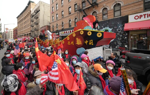 中国の滄州市、ニューヨークで行われた春節祭に山車でパレード