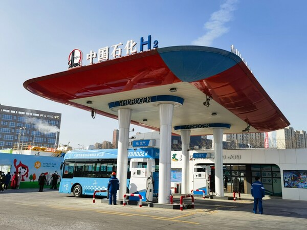 중국 최초의 메탄올-수소 변환 및 수소 충전 서비스 스테이션 가동