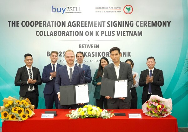Mr. Harry Morant - CEO of Buy2sell and Mr. Chatuporn Boozaya-Angool- General Director of KBank Vietnam, signed a cooperation agreement on KPLUS Vietnam.