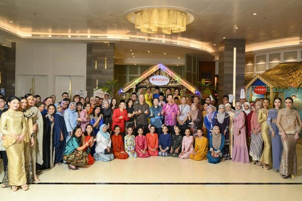 Mr Andrew Tan, General Manager of Amari Johor Bahru posing for a photo with VIPs, corporate guests, local media and influencers during the Gurindam Asia Dinner Buffet Media Preview.