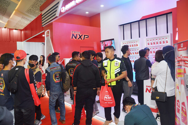 Antusiasme pengunjung Booth ENEOS NXP saat mengikuti beragam aktivitas interaktif dan edukatif dalam acara Indonesia International Motor Show (IIMS) 2023 di JIEXPO Kemayoran, Jakarta.