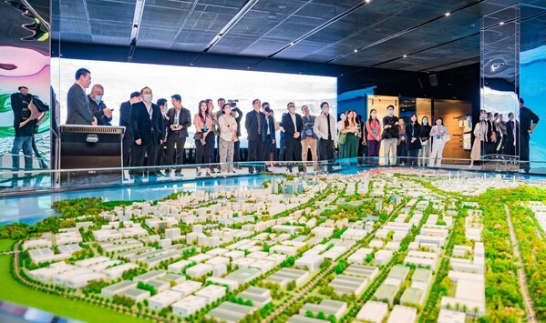 2月17日に開催された「歩くダボス会議」で、楊浦経済開発区の展示場を視察する多国籍企業の代表（写真/Li Hao）
