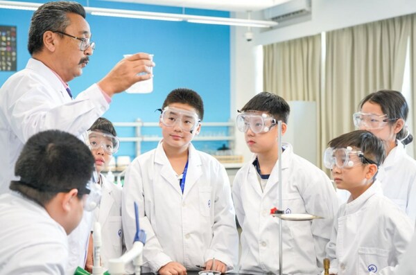 中国·贝赛思国际/双语学校的化学实验课堂。