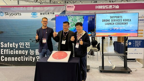 The announcement was made today at the Korea Drone Show in Busan, with key company representatives Mr Alex Brown (far left) and Mr Hwang Eui-Cheol (far right) in attendance. The occasion was also graced by special guest Mr Kim Sangwook (middle), Data Information Statistics Team Leader, Smart Information Department, Yeosu City.  Photo Credit: Skyports Drone Services Korea