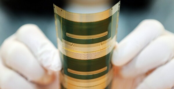 LG Innoteck’s 2-Metal COF is a film-type semiconductor substrate with the world’s smallest thickness and width and is a core component of XR devices. The product supports high resolution by forming more than 4,000 circuits within a limited space (both sides of 1 film unit). The flexible film type can be freely folded or rolled, helping reduce the required mounting space for the relevant parts.