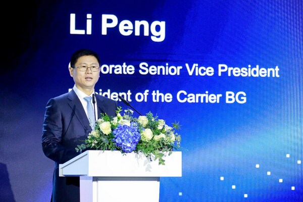 Li Peng, President, Carrier BG, Huawei, menyampaikan paparan.