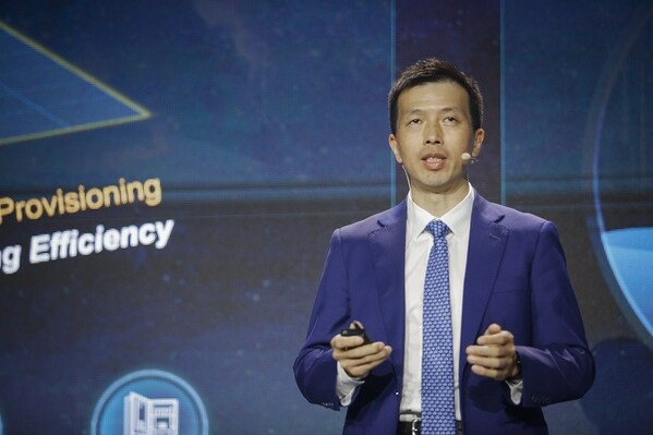 Ông Peng Song, Chủ tịch Chiến lược và Tiếp thị CNTT&TT của Huawei, có bài phát biểu quan trọng tại hội nghị