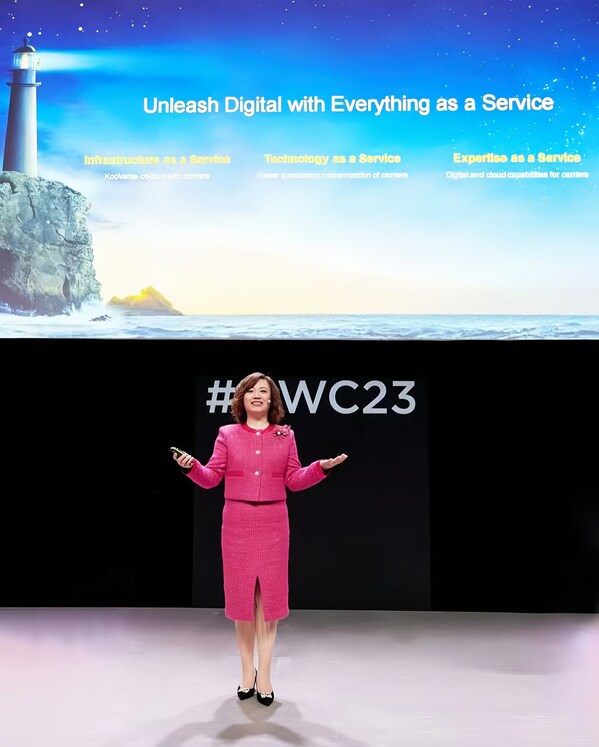 Jacqueline Shi menyampaikan sebuah paparan tentang Huawei Cloud
