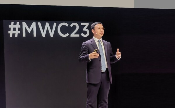 Richard Jin, Chủ tịch dòng sản phẩm kinh doanh quang học của Huawei, đang trình bày về 3 giải pháp.