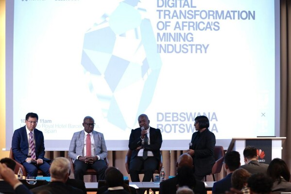 2023年2月28日，在2023年巴塞羅那世界通信展（MWC）期間，博茨瓦納Debswana華為，聯合發佈了全球首個面向5G演進的智能鑽石礦山項目。當天，博茨瓦納通信、知識和技術部長，Thulagano M. Segokgo閣下（左二），Debswana公司信息管理總監Molemisi Nelson Sechaba（左三），華為煤礦軍團首席技術官徐軍出席了主題為「非洲礦業數字化轉型：來自博茨瓦納Debswana的經驗」的媒體圓桌會議。