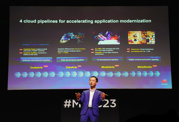 Mark Chen menyampaikan paparan tentang Huawei Cloud