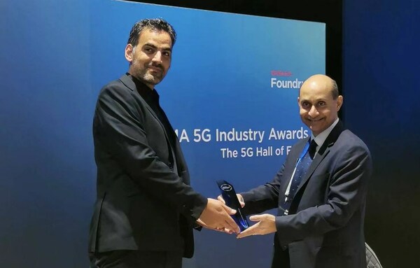 Yoni Tayar, Global Marketing Director at TVU Networks, accepts GSMA’s 5G Innovation Challenge award on behalf of the company at Mobile World Congress in Barcelona, Spain.