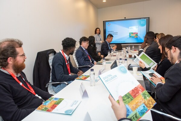 Huawei dan rakan-rakan kongsi mengadakan perbincangan meja bulat media TECH4ALL pada Hari 1 MWC Barcelona 2023.