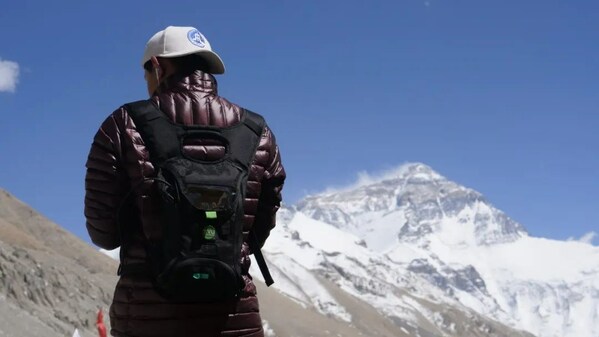 新华社记者在2020年4月30日使用TVU One 5G背包直播报道珠峰高程测量登山活动，这也是首次在珠峰利用5G网络的直播。
