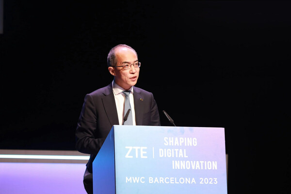 Ketua Pegawai Eksekutif ZTE Xu Ziyang menyampaikan ucapan alu-aluan dalam Forum Inovasi Perindustrian Global di MWC 2023