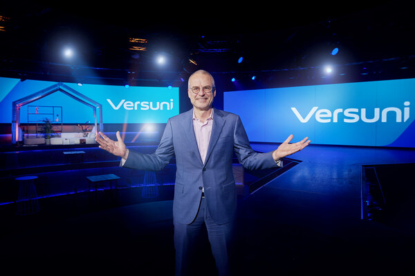 Henk S. de Jong CEO가 전 세계 모든 직원에게 Versuni라는 새로운 상호와 시각적 정체성을 제시하고 있다.