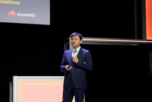 Zhou Haojie, Ketua Pegawai Operasi Unit Perniagaan Pendigitalan Kuasa Elektrik Huawei, mendedahkan empat penyelesaian baharu di sidang kemuncak