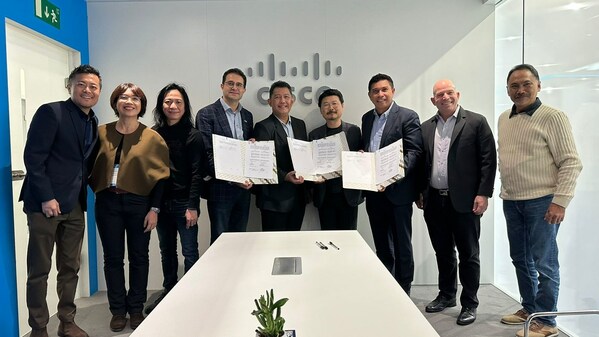 CEO Wholesale & International Business TelkomGroup, Bogi Witjaksono (center) after the signing Memorandum of Understanding between NeutraDC, Cisco, and NAVER Cloud by CEO Telkom Data Ekosistem (NeutraDC) Andreuw Th.A.F (third right), President, Service Provider, Asia Pacific and Japan Cisco, Sanjay Kaul (fourth left), and CEO of APAC Development at NAVER Cloud, Weongi Park (fourth right) on Wednesday (1/3).