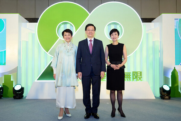 The Hon John KC Lee, the Chief Executive of the Hong Kong Special Administrative Region (centre); Irene Lee, Chairman of Hang Seng Bank (left); and Diana Cesar, Executive Director and Chief Executive of Hang Seng Bank (right), officiated at the Bank’s 90th Anniversary Ceremony.
