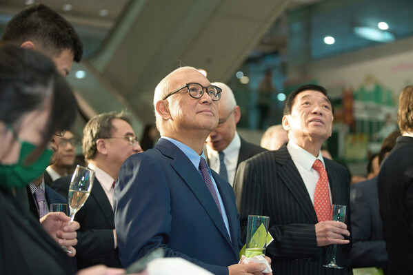 Hang Seng Bank held a large-scale 90th Anniversary celebratory cocktail reception at its Headquarters, transforming the banking hall into a magnificent party venue. The event was attended by a host of business and community leaders as well as the Bank’s major stakeholders, creating an energetic and exciting atmosphere in the city.