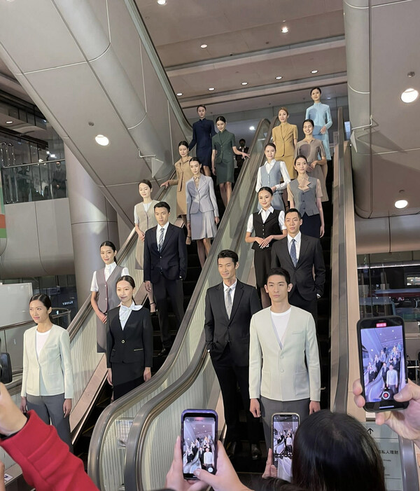 Several members of Hang Seng staff were among those modelling various Hang Seng uniforms from across the Bank’s history in a fashion show during the event.