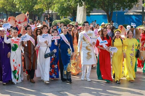 Parade Ao Dai melibatkan lebih dari 3.000 peserta sebagai bagian dari Festival Ao Dai 2023