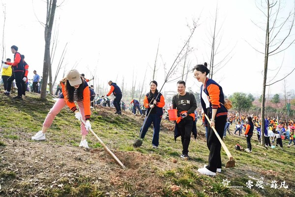 菲仕兰中国志愿者投入热火朝天的种树活动中