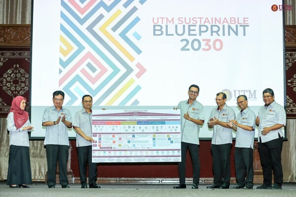 UTM Vice-chancellor, along with UTM top management team, at the official launching of UTM Campus Sustainability Blueprint 2023-2030