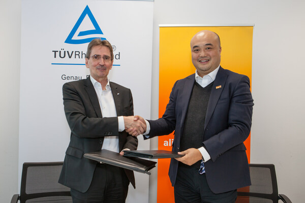 TUV莱茵全球管理体系服务执行副总裁Andreas Hofer与阿里云欧澳区域总经理马镭  代表双方企业签署战略合作协议