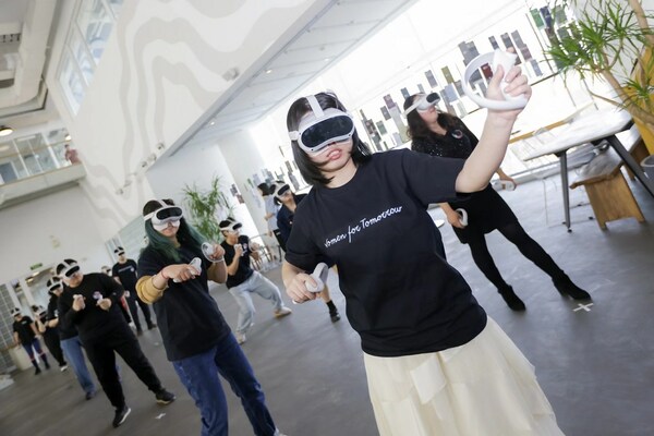 活动参与者体验VR燃脂运动，打造职场解压空间