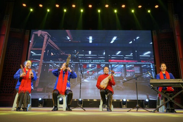 图为颁奖典礼上的“涡阳憨腔”（中国东部安徽省亳州市涡阳县的传统民间曲艺）表演，摄于2023年3月2日
