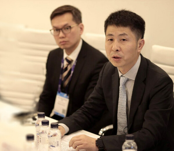 华为全球公共事业系统部总裁夏尊（右一）