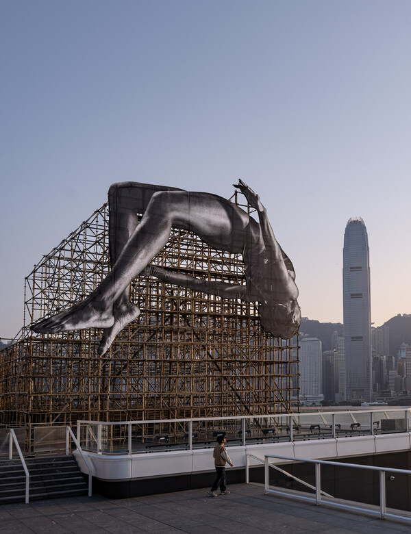 This 12-meter-high and 12-meter-wide installation cleverly interacts with the surroundings. The high-jumping athlete appears to jump off the ground and enjoys the sensation of free fall.