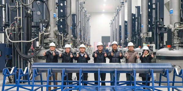 Thanh năng lượng mặt trời đơn tinh thể loại n 210mm đầu tiên được sản xuất tại Nhà máy Trina Solar ở Thanh Hải
